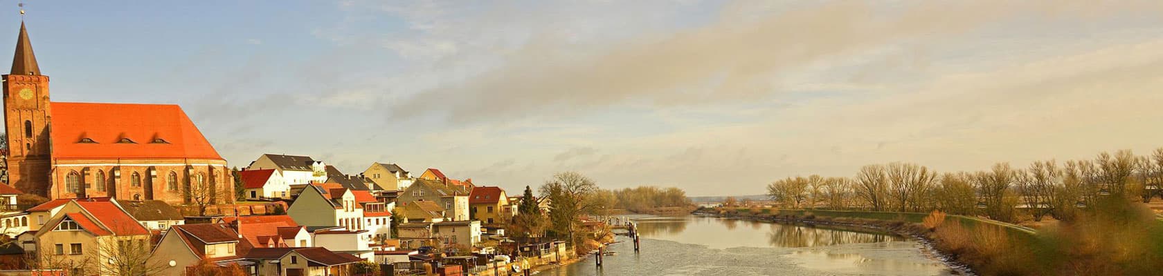 Blick auf den Oder-Spree Kanal und der Altstadt von Fürstenberg.