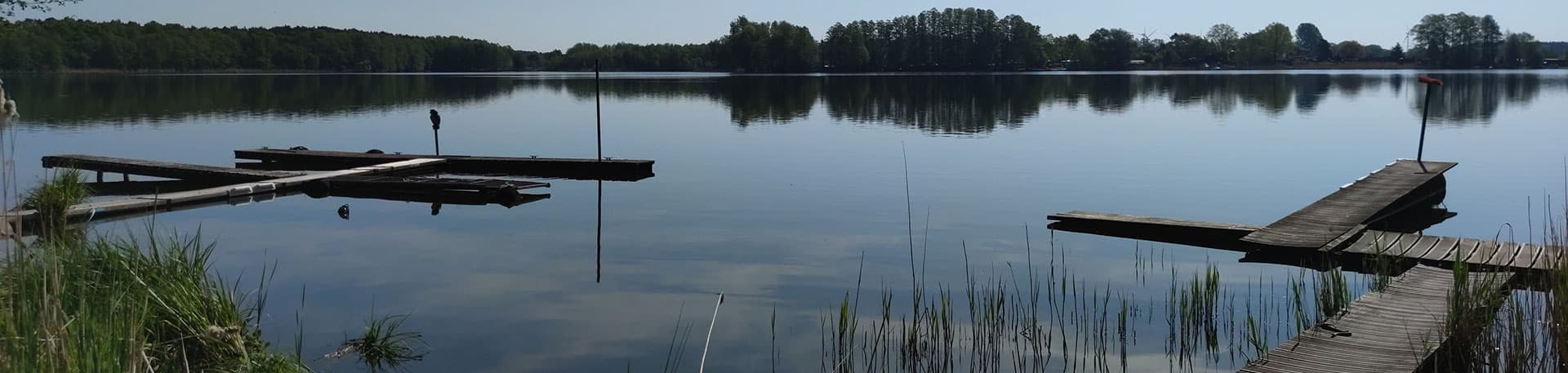 Zwei leere Steganlagen am Schwielochsee.  