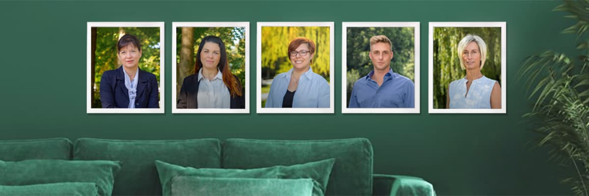 Die fünf Mitarbeiter von Spree Immobilien auf Porträtbildern auf einer grünen Wand. Im Vordergrund sind ein Sofa und eine Pflanze.