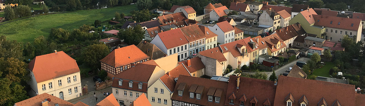 Luftaufnahme von einem Stadtteil in Beeskow mit seinen Reihenhäusern.