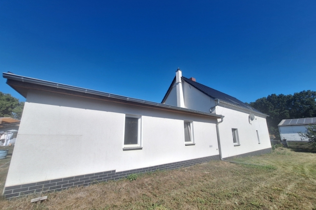 Außenansicht mit Garage